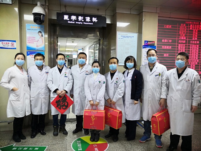 新春佳节陕西省第四人民21点基本策略
领导班子 慰问一线职工及患者
