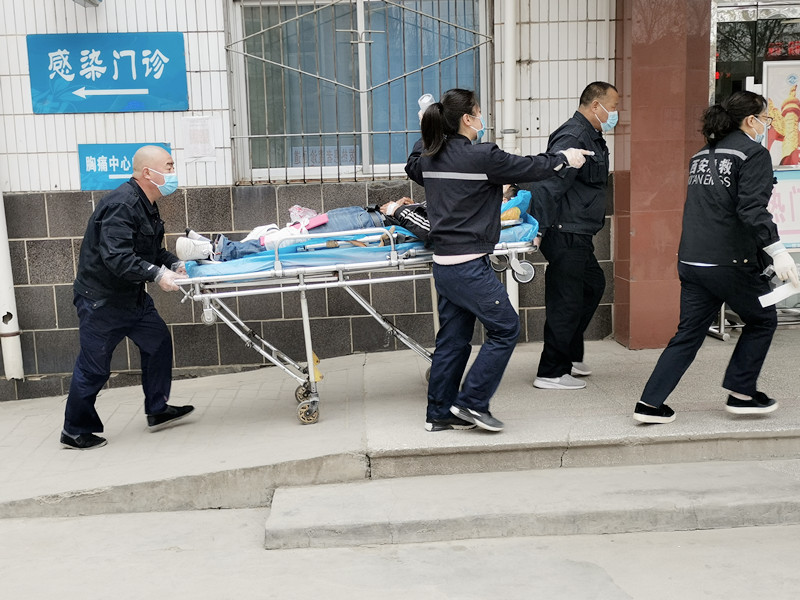 一男子不慎从人行桥上坠落，陕西第四人民21点基本策略
120分站医护人员紧急出动救援！