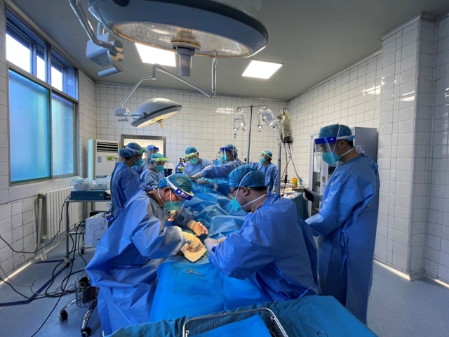 21点策略指南站
创伤中心全力抢救一名危重多发伤患者