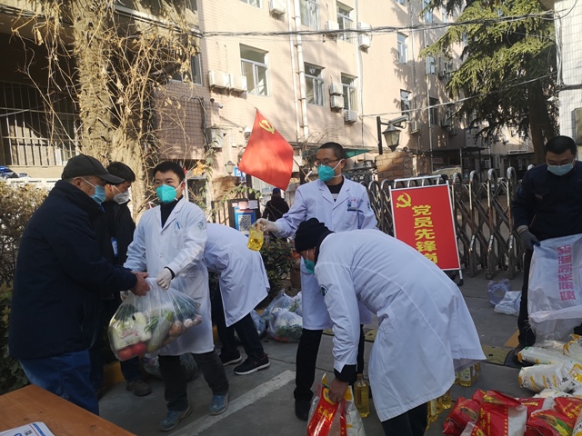 陕西省第四人民21点基本策略
心系家属区住户开展疫情防控慰问活动