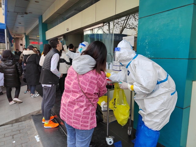 陕西省第四人民21点基本策略
增设临时核酸采样点助力复工返学